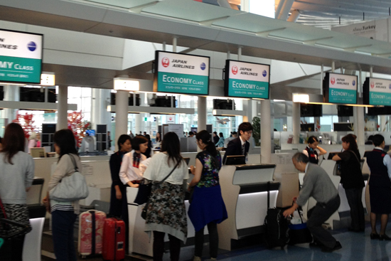 羽田国際空港 出国カウンター 丁寧♪ 中国北京ツアーを10倍楽しめる?情報
