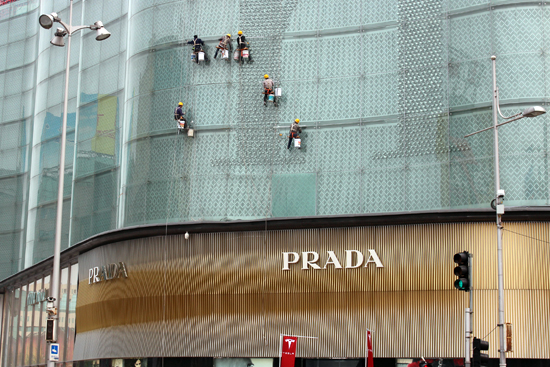 王府井 PRADA 人海戦術♪ 中国北京ツアーを10倍楽しめる?情報