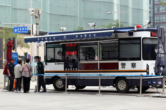 王府井 中国公安 移動交番♪ 中国北京ツアーを10倍楽しめる?情報